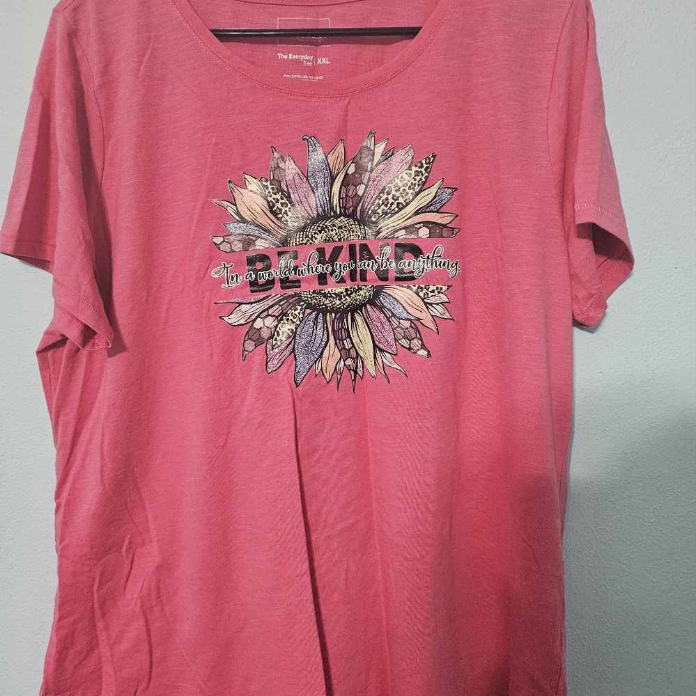 T-shirt: "In a world where you can be anything, be kind"